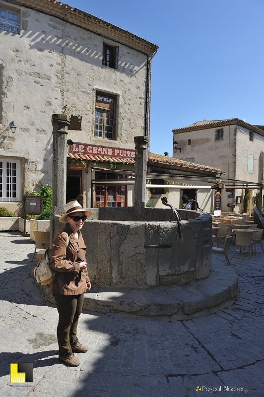 Valérie Blachier devant le grand puits  de Carcassonne photo blachier pascal