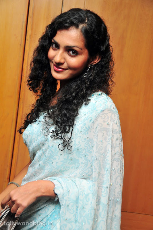 Kannada Actress Parvathi Menon Beautiful Photos glamour images