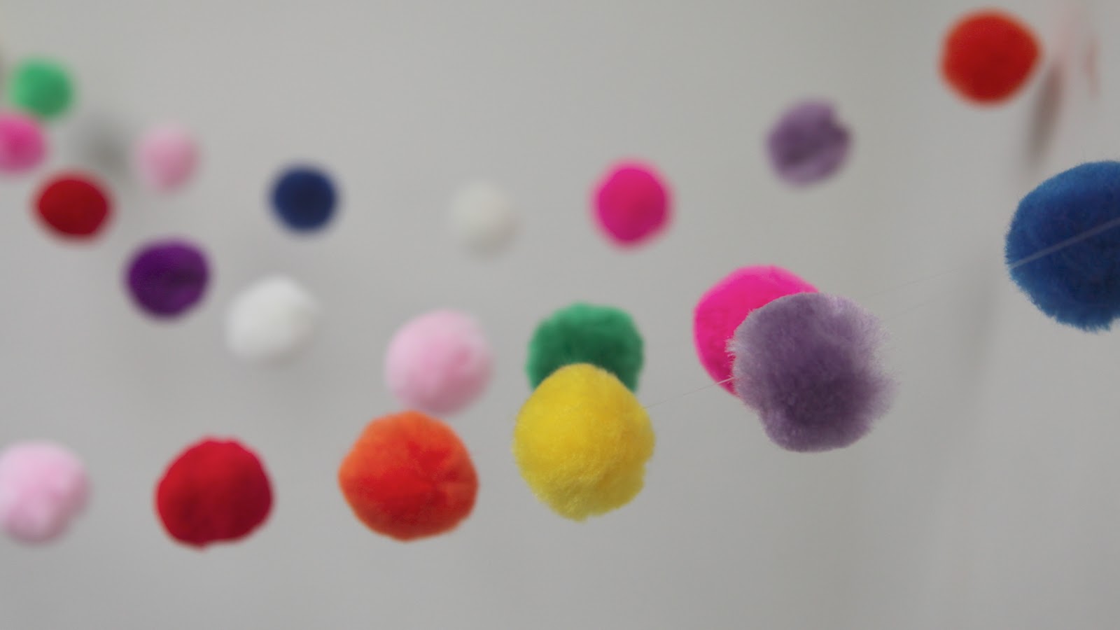 Oh. THAT Annelie... DIY Project Pom Pom Garland