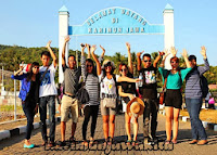 wisatawan foto di gapura karimun jawa