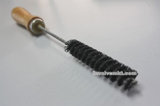 nylon twist wire brush with handle.