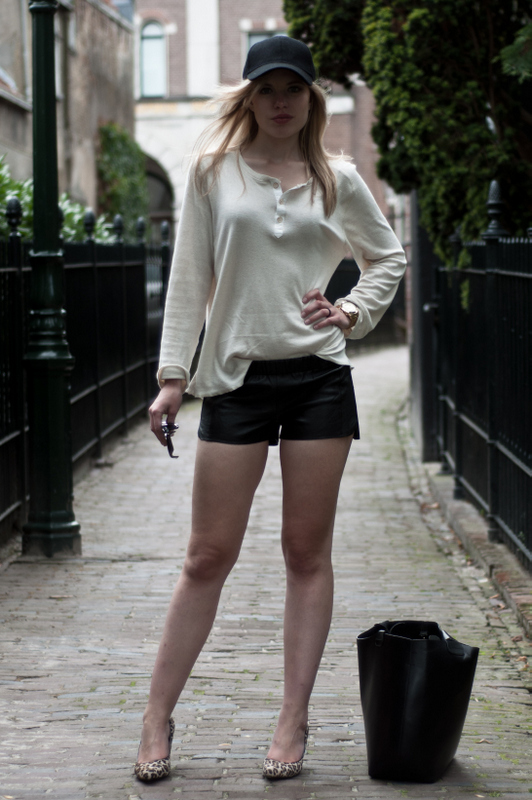 OUTFIT / THE LEATHER SHORTS RED REIDING HOODRED REIDING HOOD