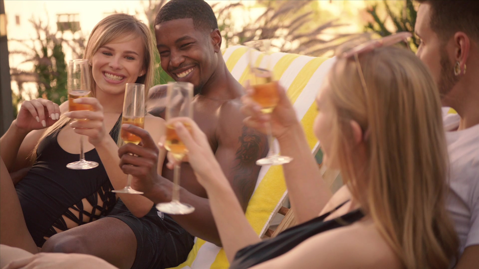 Jillian Janson с молодой лесбиянкой учатся справляться с членом друга Jillian Janson с молодой лесбиянкой учатся справляться с членом друга