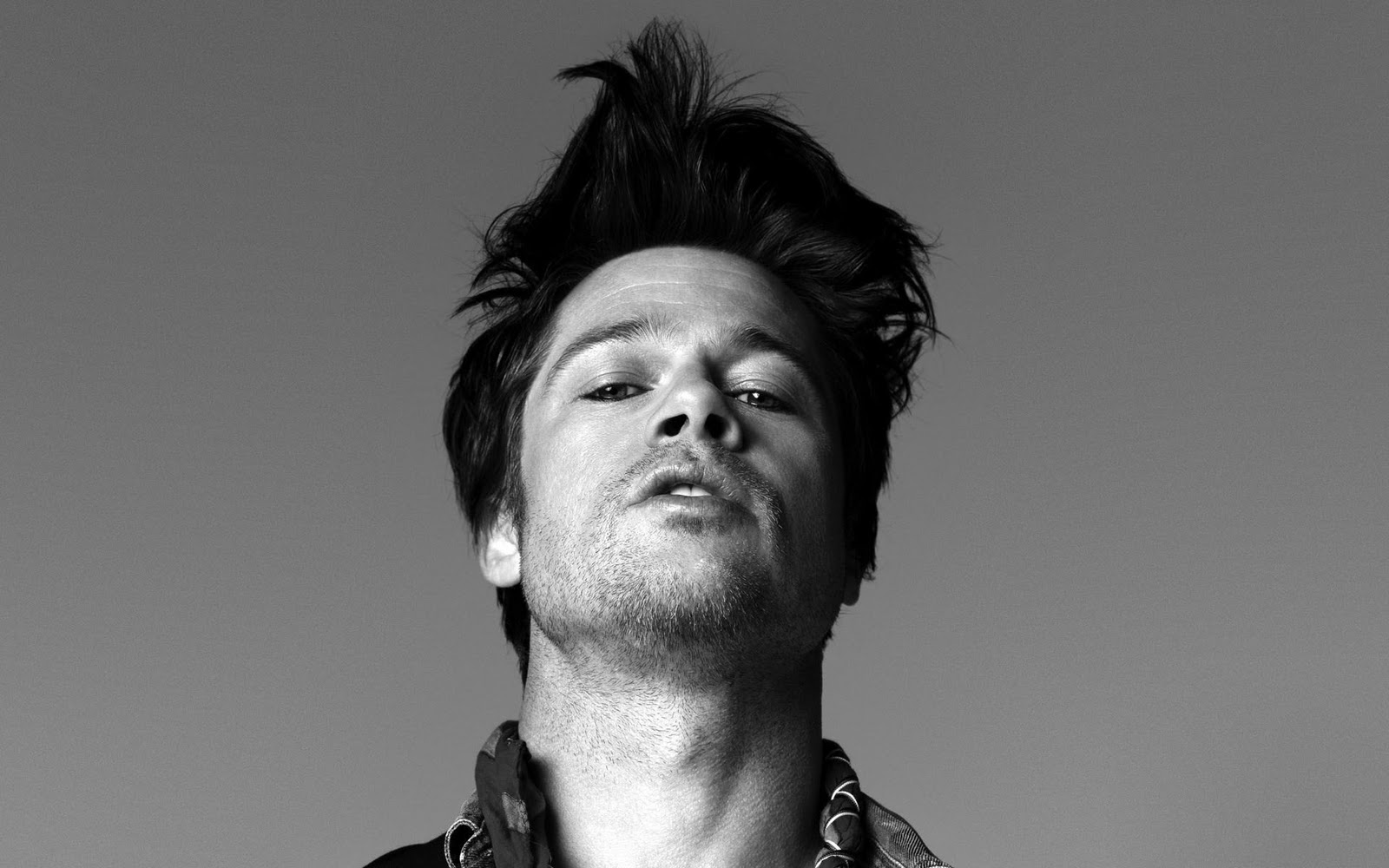 http://1.bp.blogspot.com/-e-P-KfPnfxg/T0pSDgflQ5I/AAAAAAAAEBE/kVjI3iL9LM8/s1600/funny+brad+pitt+wallpaper+crazy+hairstyle.jpg