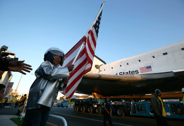 بالصور  مرور مكوك الفضاء الأمريكي في شوارع لوس أنجلوس Shuttle+on+the+Streets+++(24)