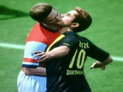 Mario Götze BVB küsst Arsenal spieler FIFA13