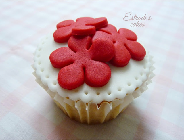 cupcakes de Hello Kitty con fondant - 5