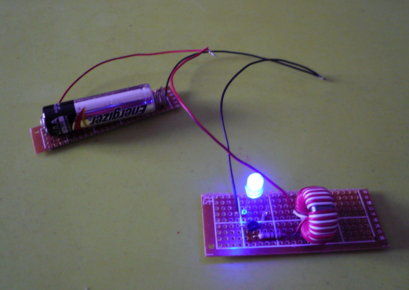 Électronique en amateur: Allumer une LED avec une vieille pile épuisée  (Joule Thief)