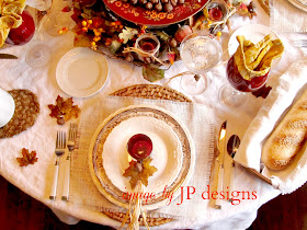 alt="Fall Thanksgiving table setting"