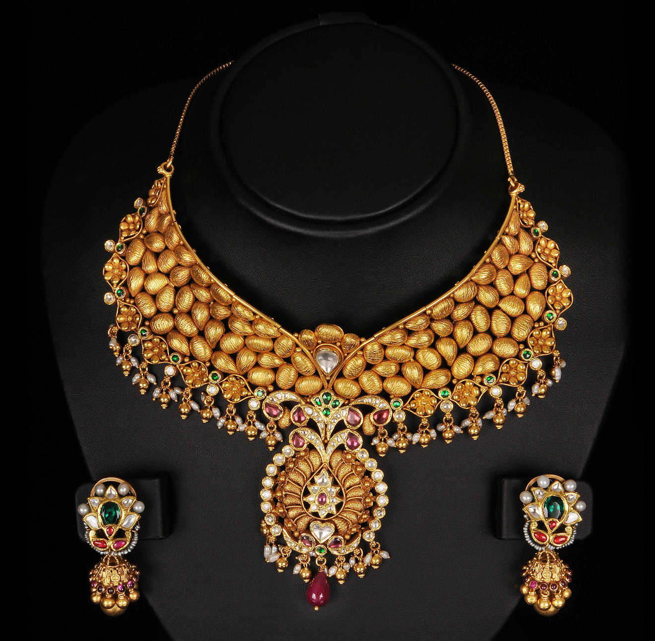 Gold and Diamond jewellery designs: Beautiful antique Bridal Necklace