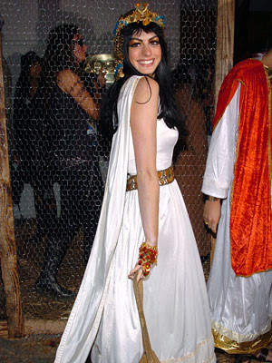 Anne Hathaway being Cleopatra at Heidi Klum's 2004 annual Halloween party at