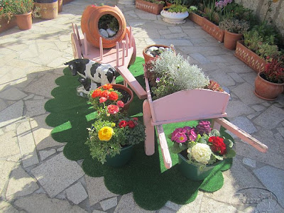 Manualidades Puri Diaz: Poniendo cesped artificial para proteger las