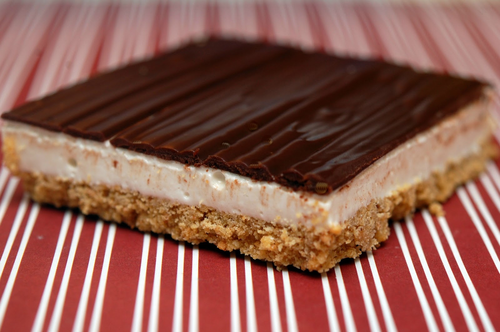 HOMEMADE MALLOMARS WITH A SALTED CARAMEL MARSHMALLOW LAYER - Hugs and