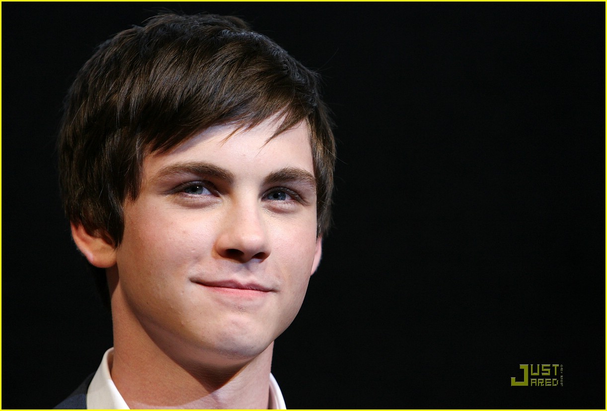 http://1.bp.blogspot.com/-eGEpm9QB1ec/TiK_O3rhacI/AAAAAAAAHGY/6hg3D3PMlj4/s1600/logan-lerman-percy-tokyo-04.jpg