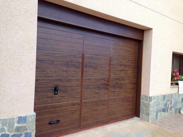 Puerta de garaje - Cerramientos en Tarragona | SESÉ S.L. Aluminios y