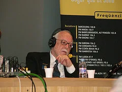 Foto de Francesc Xavier Paradell Santotomás - EA3ALV durante la grabación de una edición del espacio radiofónico L´Altra ràdio cara a público emitido en Ràdio4 de Radio Nacional
