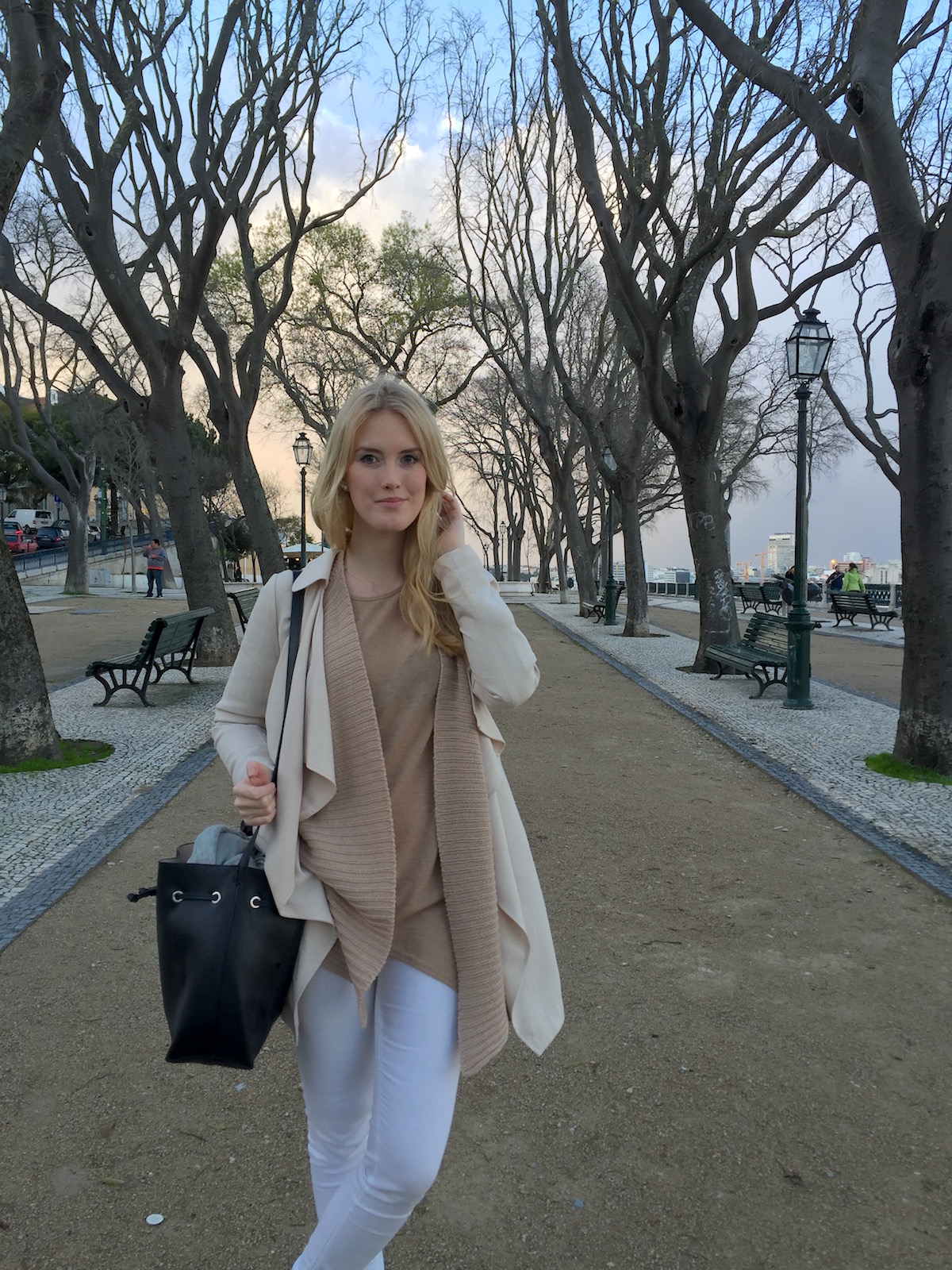 Outfit Fashionblogger Layering neutrale Farbtöne Bucket Bag Outfit Fashionblogger Layering neutrale Farbtöne Bucket Bag