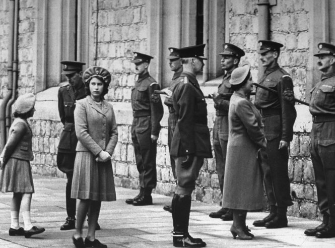 Stunning Image of Elizabeth II  in 1942 