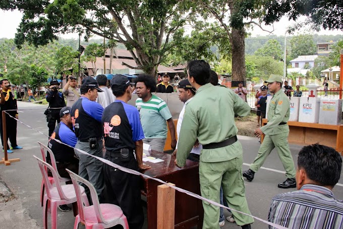 Bentrok Antara Polisi Dan Massa Pecah Di Depan KPUD Manokwari