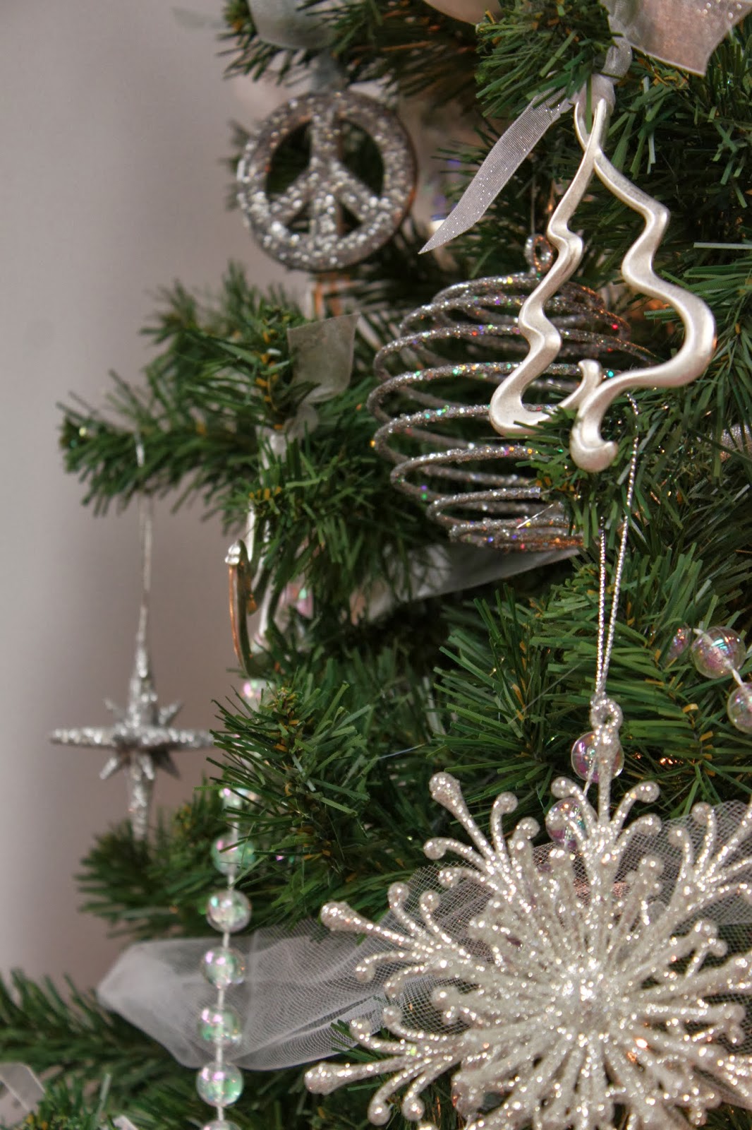 Robyn's Report Air Trend Christmas Tree