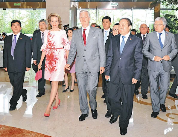 King Philippe and Queen Mathilde of Belgium visit the Wuhan Urban Planning Exhibition Hall