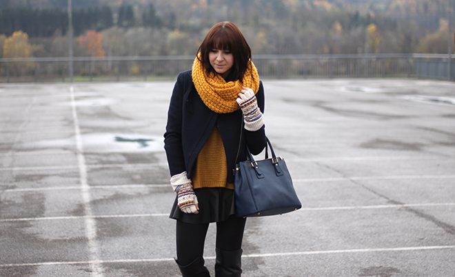 outfit-trend-fashionblogger-persunmall-zara-lederrock-faltenrock-partnerlook-mocca-frenchbulldog-pullover-senfgelb-mustard-dunkelblau-tasche-prade-looaklike-jacke-schal-ernstingsfamily-overknee-boots-hmtrend-handschuhe-partnerlook