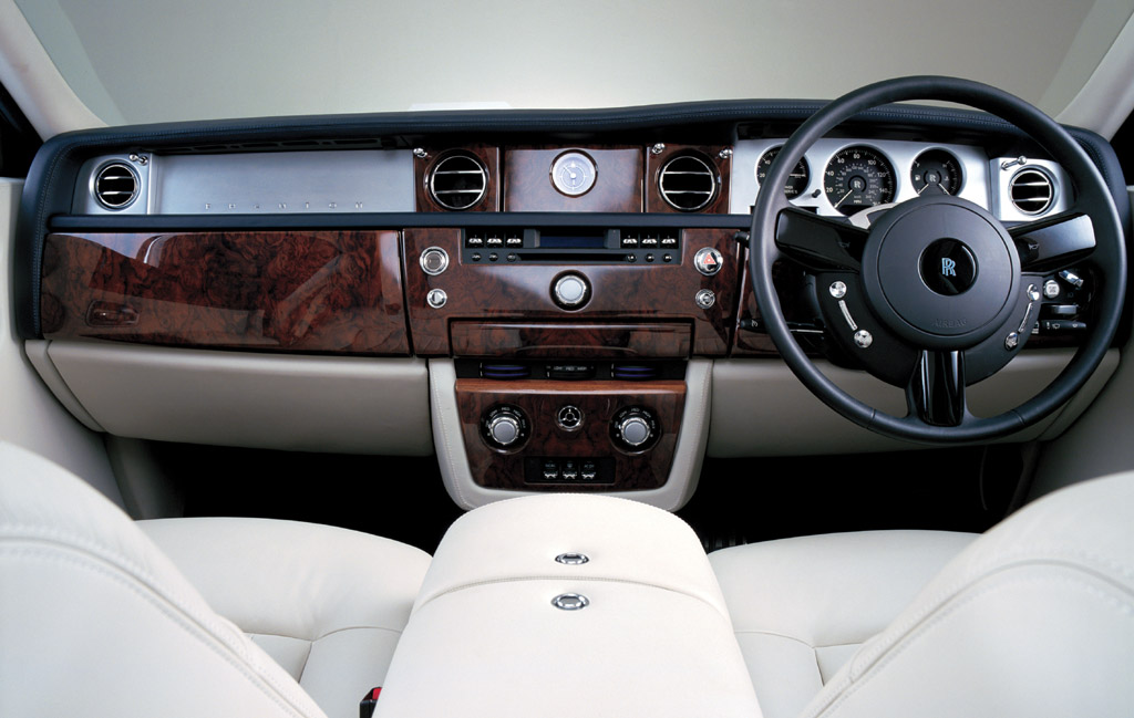 The Rolls Royce Phantom is operated by a 67liter V12 with 453 