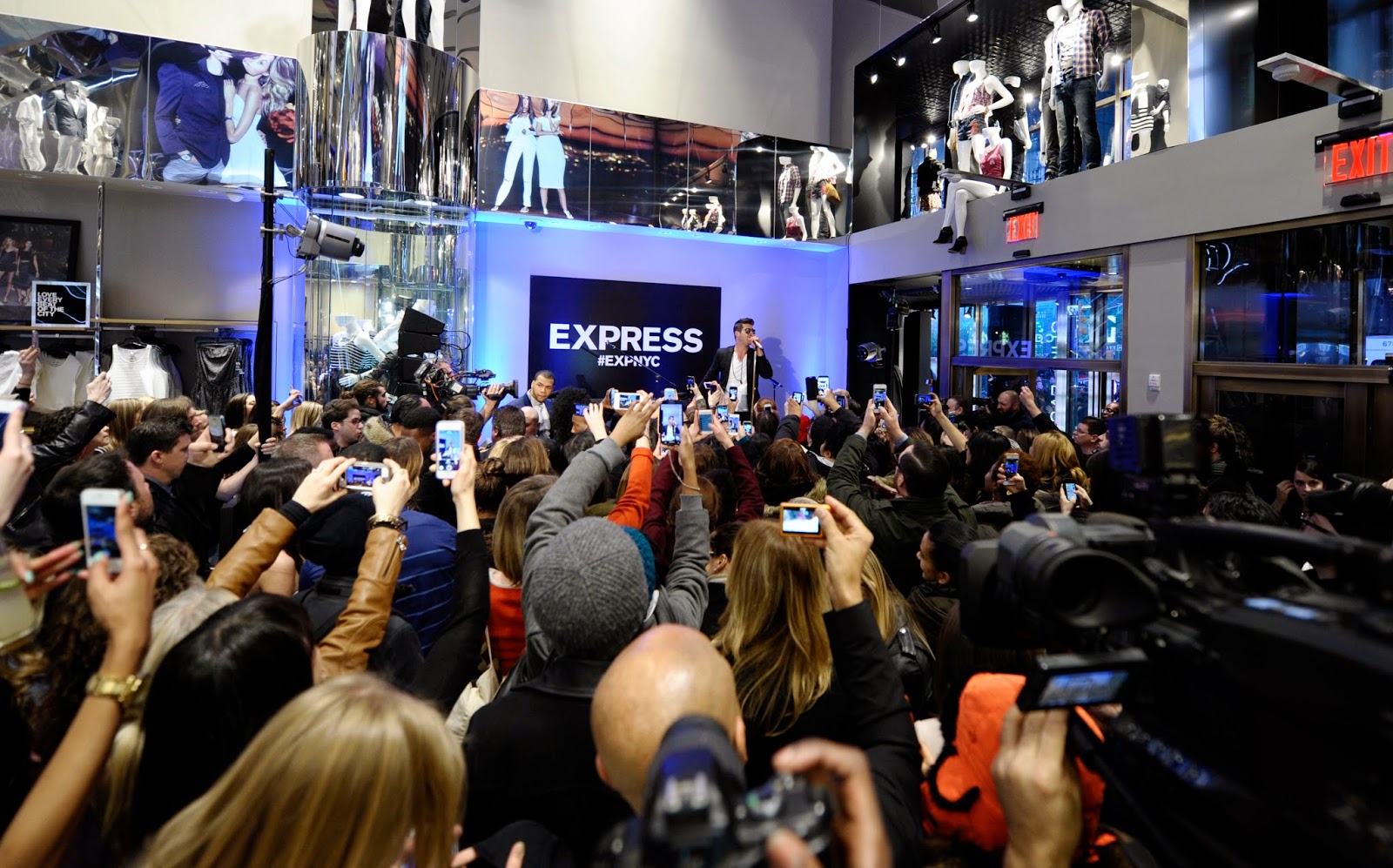 Robin Thicke Opened the Express Times Squares with a Live Performance.