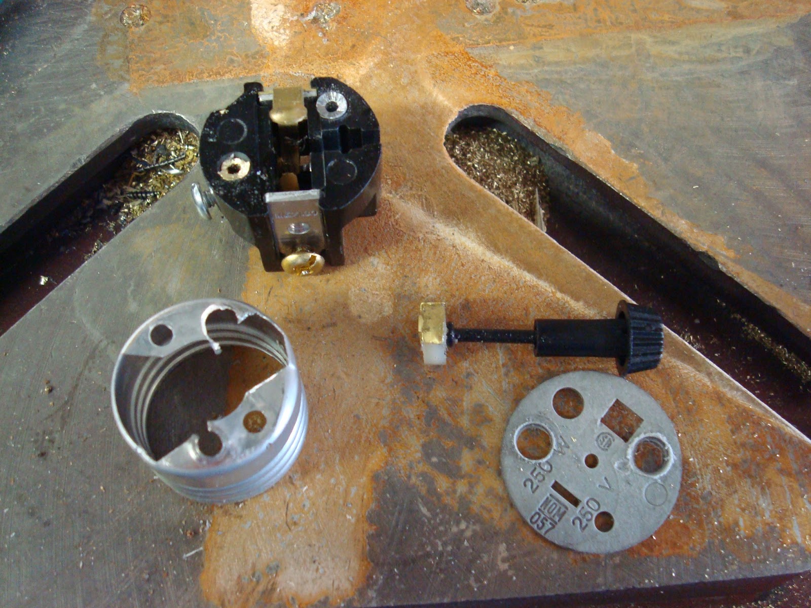 Lamp Parts and Repair Lamp Doctor Anatomy of a Keyed Socket