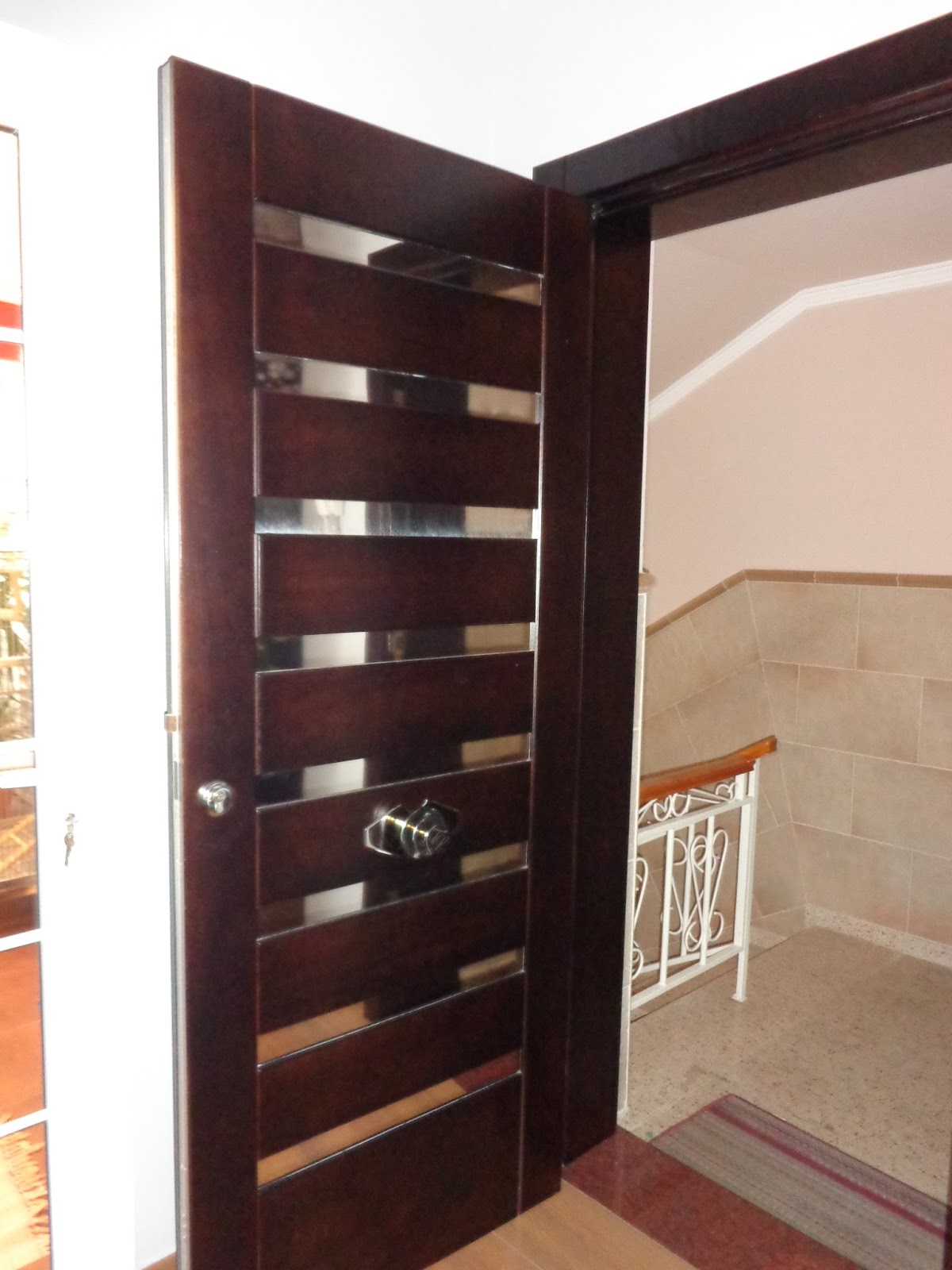 TALLERES FARO : PUERTA EN MADERA Y LISTONES EN ACERO INOXIDABLE