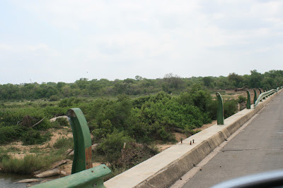 Veel van de geleden schade aan de infrastructuur is al weer hersteld. Een enkele brug-railing over de tsendze loop wacht nog op reparatie.