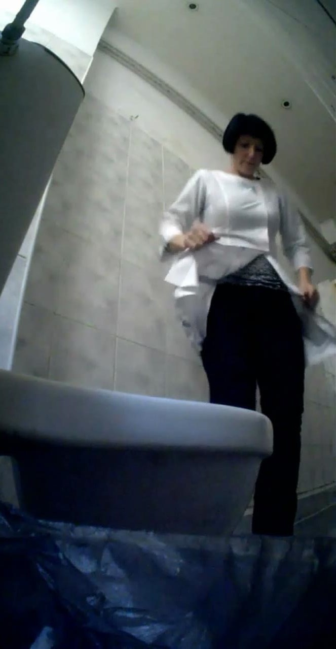 В дамском туалете снимают скрытой камерой