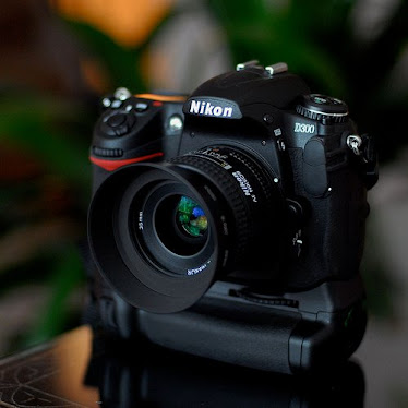 Nikon D300,_Harga: Rp 4.200.000,-