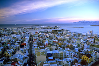 Reykjavik qui signifie en islandais « baie des fumées » est la capitale de l'Islande Reykjavik qui signifie en islandais « baie des fumées » est la capitale de l'Islande