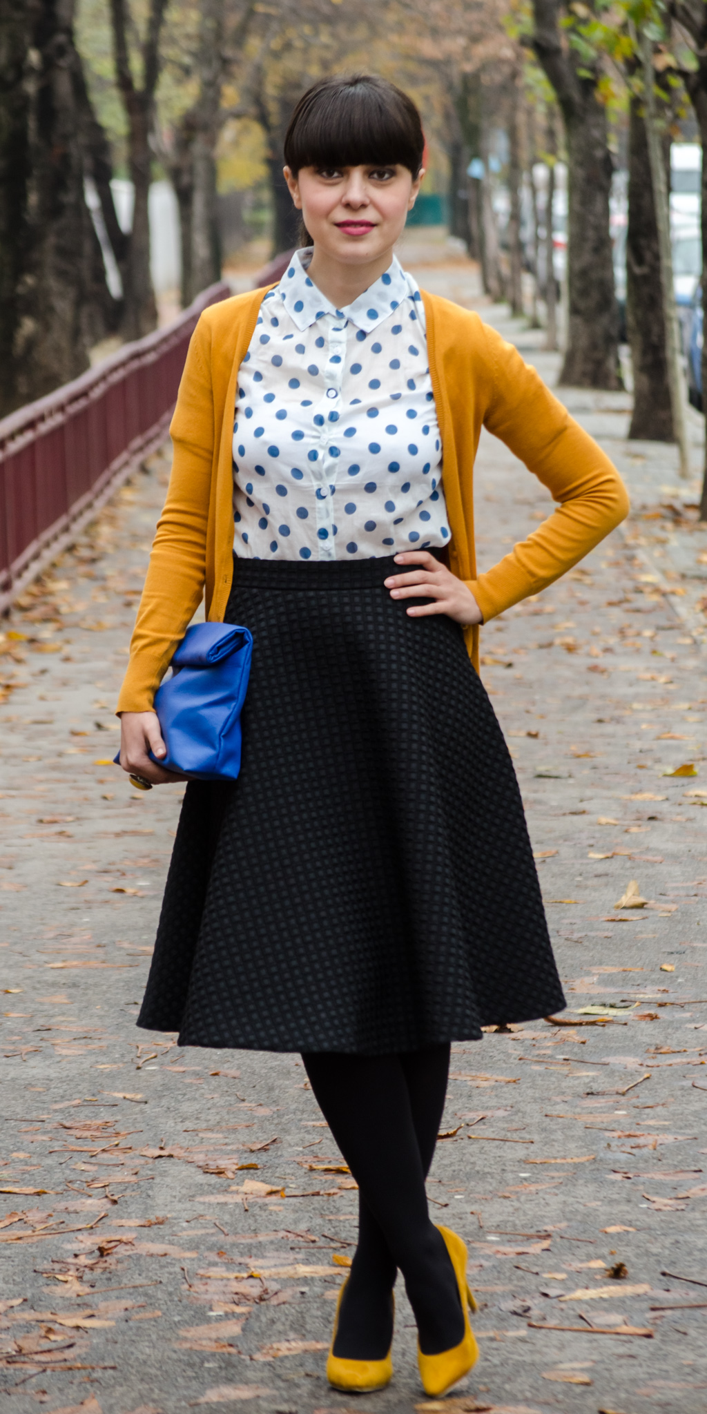 black midi skirt h&m mustard high heels poema cobalt blue clutch new yorker blue dots shirt dotty sweater c&a