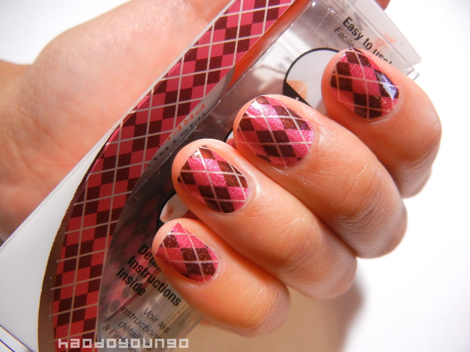 Review & Swatches: Sally Hansen Salon Effects Real Nail Polish Strips in  Sweet Tartan | haodoyoungo
