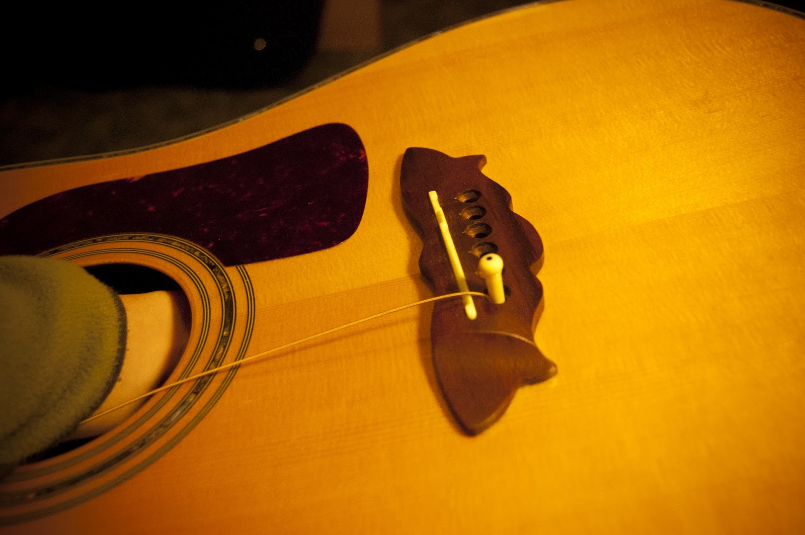 Guitart Restring an Acoustic Guitar