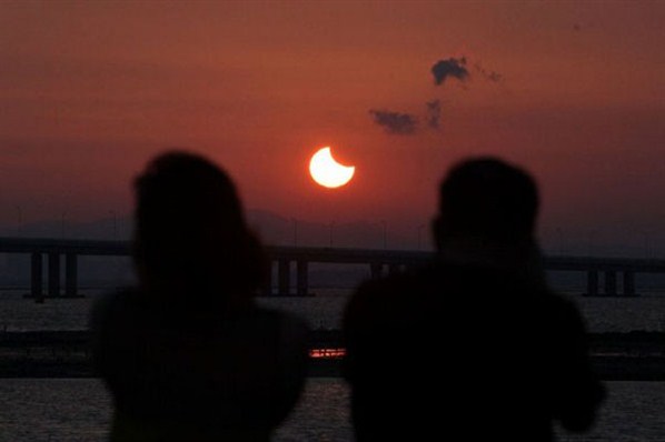 شاهد كسوف الشمس الذي حدث اليوم في طوكيو Tokio+-eclipse-12