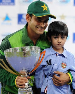 muhammad hafeez with his son with trophy against india