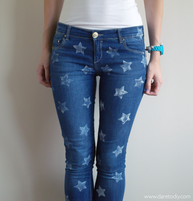 Dare to DIY 4th of July DIY Jeans con estrellas efecto "bleached"