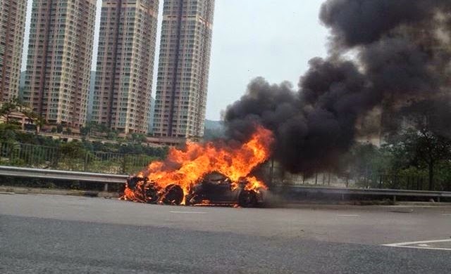 Siêu xe Ferrari F430 bốc cháy tại Hong Kong