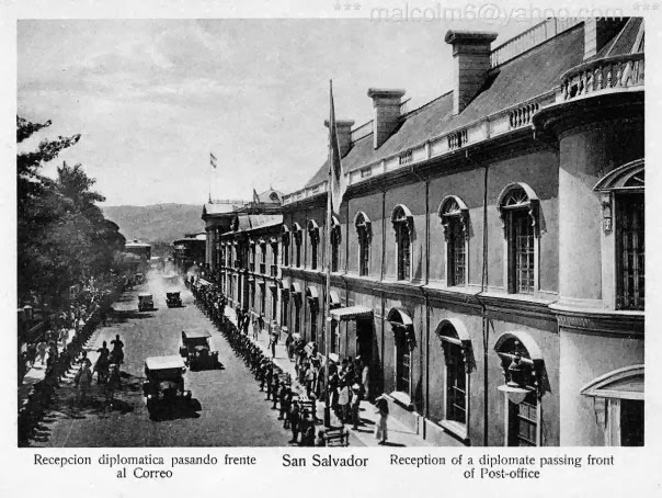 La Avenida España de hoy, costado Poniente de Catedral (hoy parada masiva de autobuses). Al fondo la Universidad y el Palacio Nacional