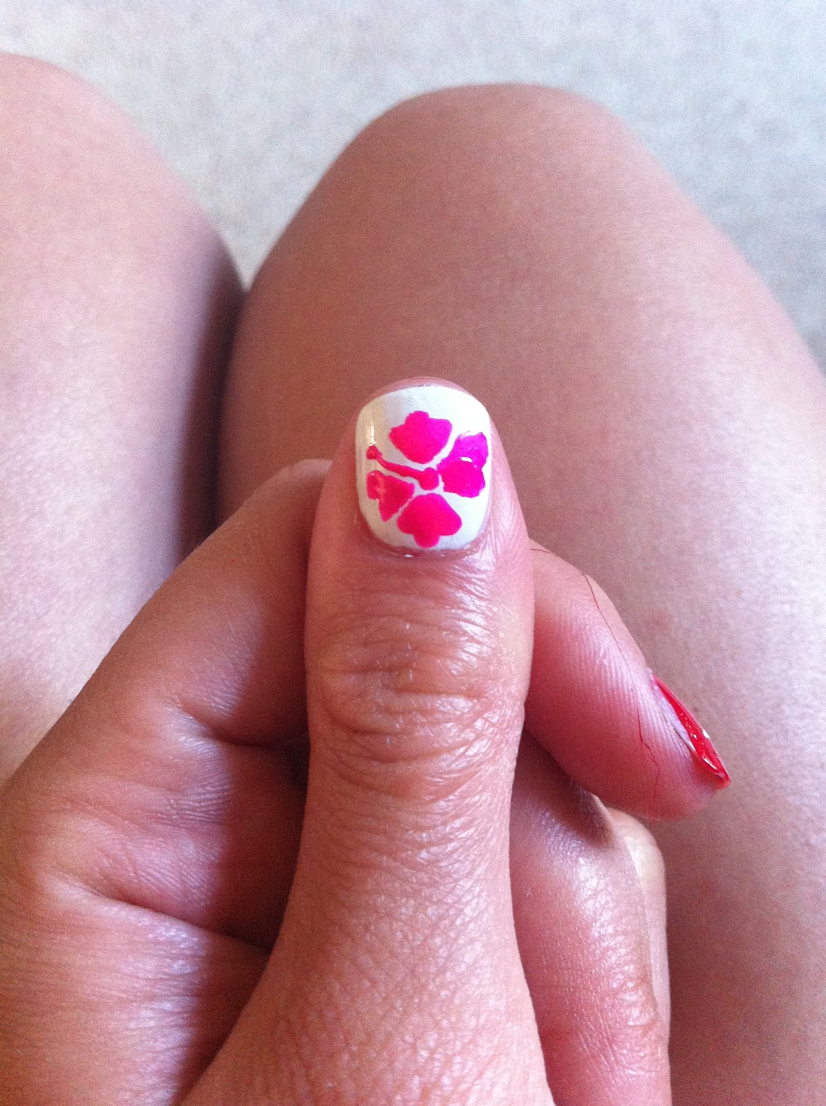 Nail Tutorials: Hibiscus flower nail art