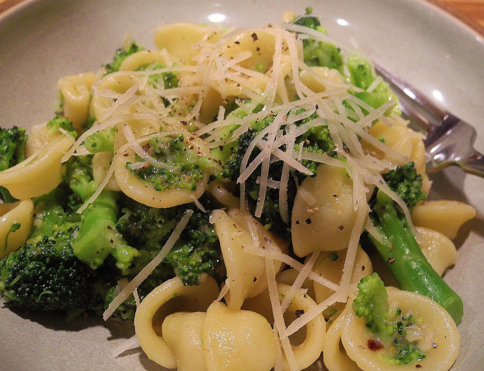 Delish Dish Cooks Pasta with Garlic and Broccoli