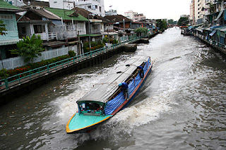 Canal boat runs up and down Khlong Saen Saep