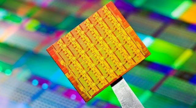 22nm silicon die and wafer (Intel, Knights Ferry)
