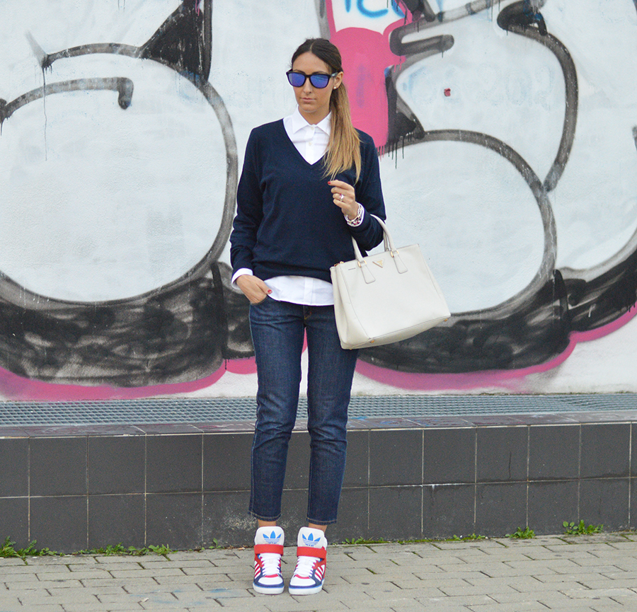 Dsquared2 jeans, adidas sneakers, abbinare le sneakers, sneakers con la zeppa, sneakers con la zeppa adidas, frogskins sunglasses, frogskins mirrored sunglasses, white shirt, camicia bianca outfit, camicia bianca look, sneakers con la zeppa outfit, sneakers con la zeppa look, look of the day, outfit sportivi, sporty look, sporty outfit, fashion blogger, top fashion blogger, top fashion blogger italiane
