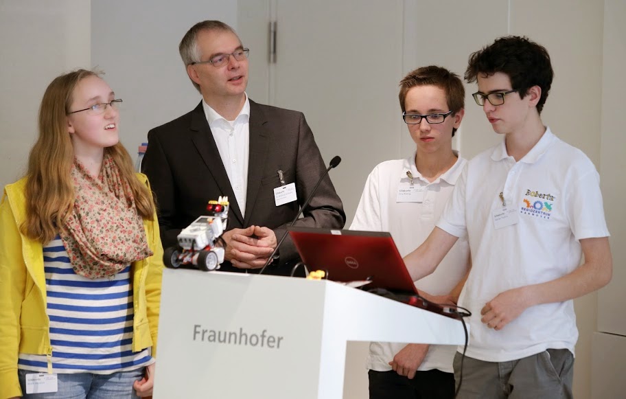 Schüler mit Dr. Wieland Holfelder, Leiter Entwicklung Google Deutschland