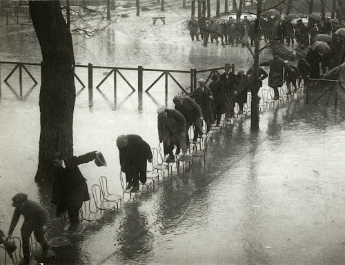 40 Amazing Historical Pictures - People walking on the chairs at the Maisons-Laffitte racecourse to escape the river Seine flood. Paris. 1924. 40 Amazing Historical Pictures - People walking on the chairs at the Maisons-Laffitte racecourse to escape the river Seine flood. Paris. 1924.