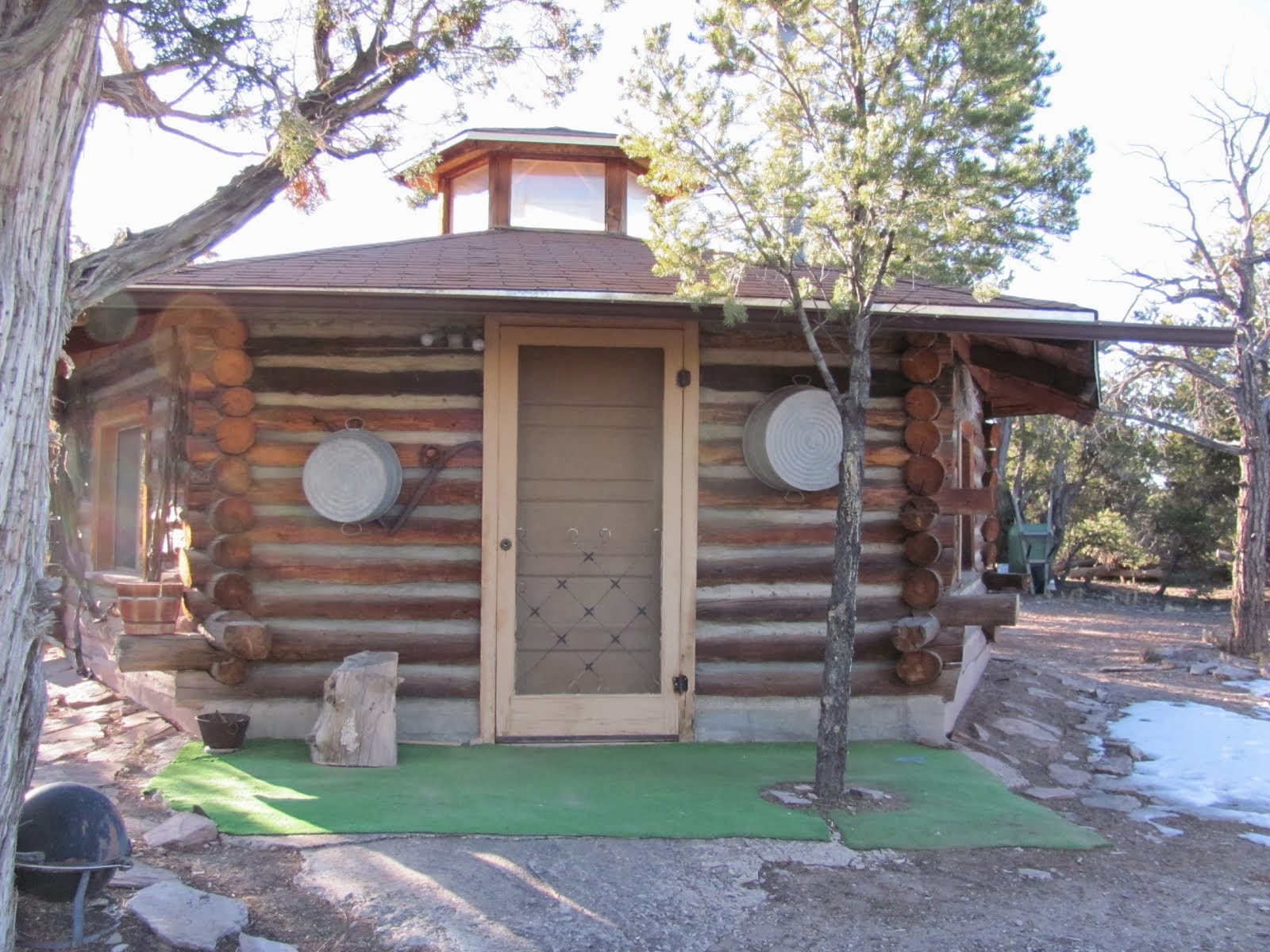 Ted & Evie's traditional navajo hogan guest house